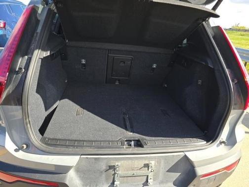 2025 Volvo XC40 B5 Plus Dark Theme