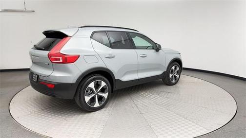 2025 Volvo XC40 B5 Plus Dark Theme