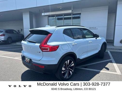 Crystal White Pearl 2025 Volvo XC40 B5 Ultra Dark Theme