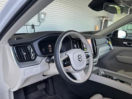 2025 Volvo XC60 B5 Ultra