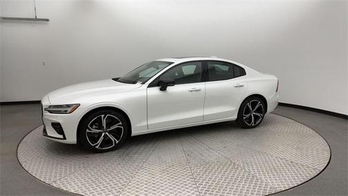 2024 Volvo S60 B5 Core Dark Theme