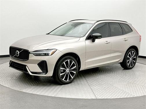 2023 Volvo XC60 B5 Ultimate Dark Theme
