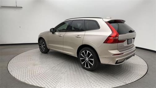 2023 Volvo XC60 B5 Ultimate Dark Theme