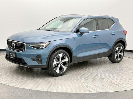 2025 Volvo XC40 B5 Plus Bright Theme