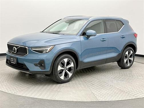 2025 Volvo XC40 B5 Plus Bright Theme