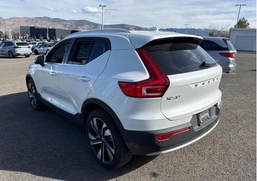2023 Volvo XC40 B5 Ultimate Bright Theme
