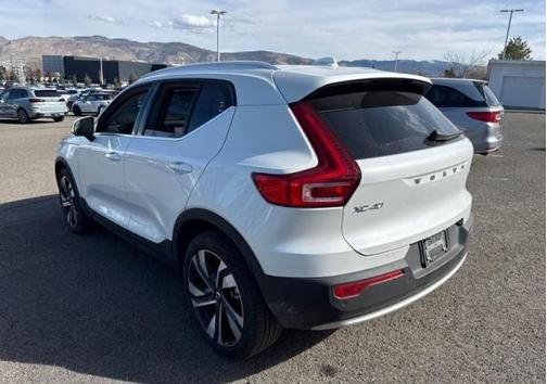 2023 Volvo XC40 B5 Ultimate Bright Theme