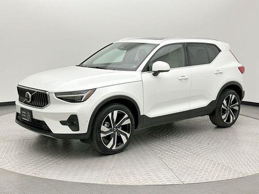 Crystal White 2023 Volvo XC40 B5 Ultimate Bright Theme