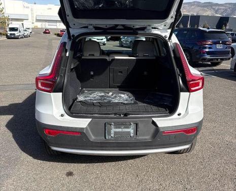 2023 Volvo XC40 B5 Ultimate Bright Theme