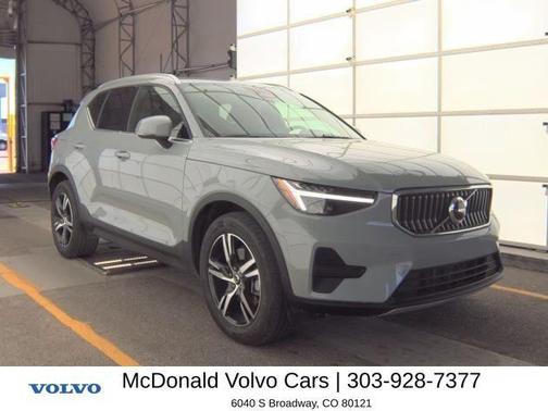 Metallic 2025 Volvo XC40 B5 Core Bright Theme