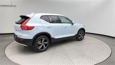 2025 Volvo XC40 B5 Core Bright Theme