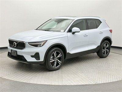 2025 Volvo XC40 B5 Core Bright Theme