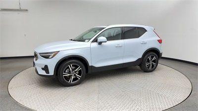 2025 Volvo XC40 B5 Core Bright Theme