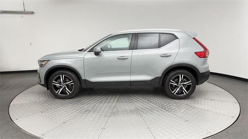 2025 Volvo XC40 B5 Core Bright Theme