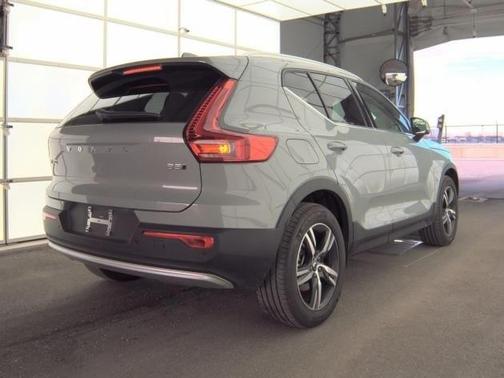 2025 Volvo XC40 B5 Core Bright Theme