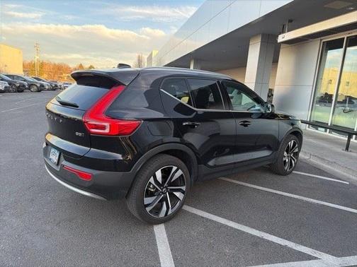 2025 Volvo XC40 B5 Plus Bright Theme