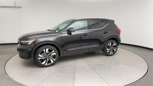 2025 Volvo XC40 B5 Plus Bright Theme