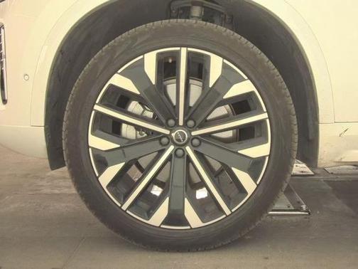 2025 Volvo XC90 B5 Plus