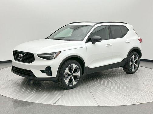 2025 Volvo XC40 B5 Plus Dark Theme