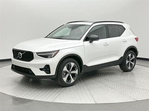 2025 Volvo XC40 B5 Plus Dark Theme