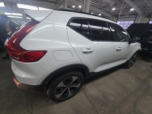 2025 Volvo XC40 B5 Plus Dark Theme