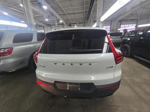 2025 Volvo XC40 B5 Plus Dark Theme