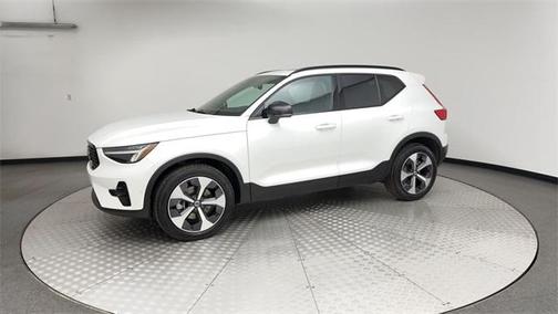 2025 Volvo XC40 B5 Plus Dark Theme
