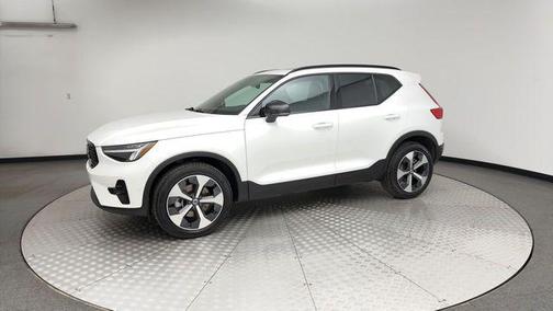 2025 Volvo XC40 B5 Plus Dark Theme