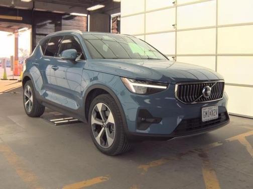 2025 Volvo XC40 B5 Plus Bright Theme