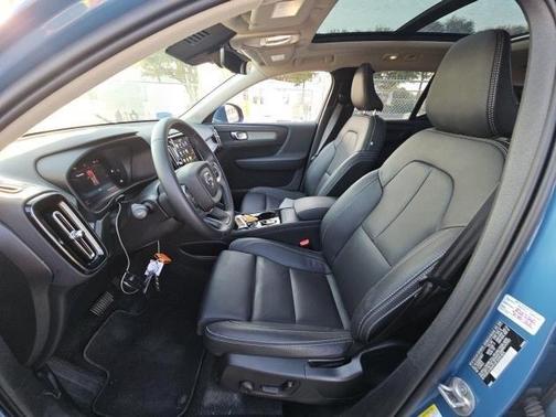 2025 Volvo XC40 B5 Plus Bright Theme