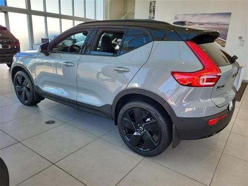 2026 Volvo XC40 B5 Ultra Black Edition