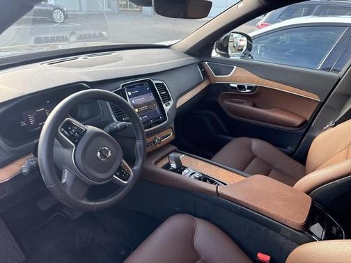 2025 Volvo XC90 B5 Plus
