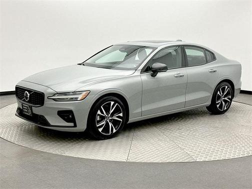 2024 Volvo S60 B5 Plus Dark Theme