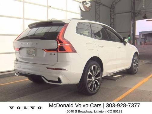 Crystal White Metallic 2025 Volvo XC60 B5 Plus