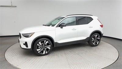 2025 Volvo XC40 B5 Plus Dark Theme