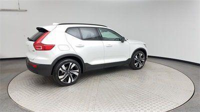 2025 Volvo XC40 B5 Plus Dark Theme