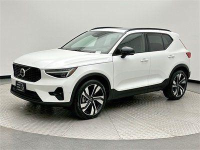 2025 Volvo XC40 B5 Plus Dark Theme