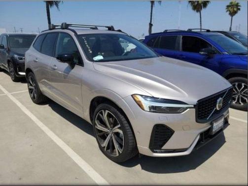 2023 Volvo XC60 B5 Ultimate Dark Theme