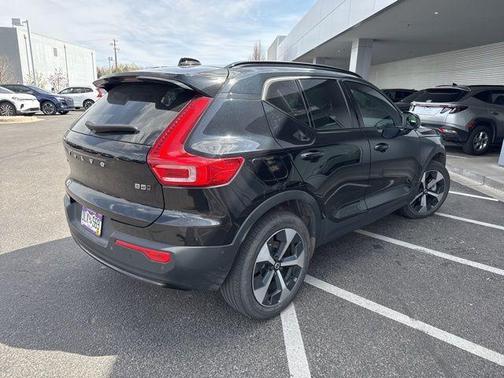 Onyx Black Metallic 2023 Volvo XC40 B5 Plus Dark Theme