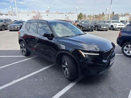 Onyx Black Metallic 2023 Volvo XC40 B5 Plus Dark Theme