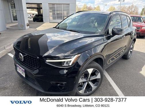 Onyx Black Metallic 2023 Volvo XC40 B5 Plus Dark Theme