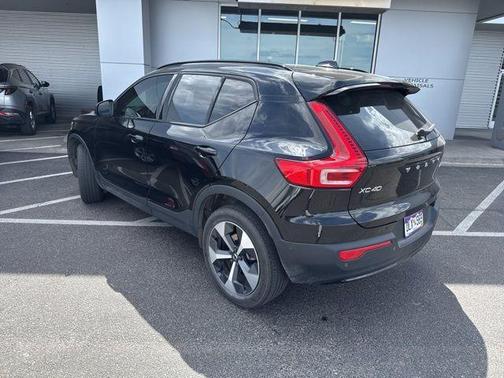 Onyx Black Metallic 2023 Volvo XC40 B5 Plus Dark Theme