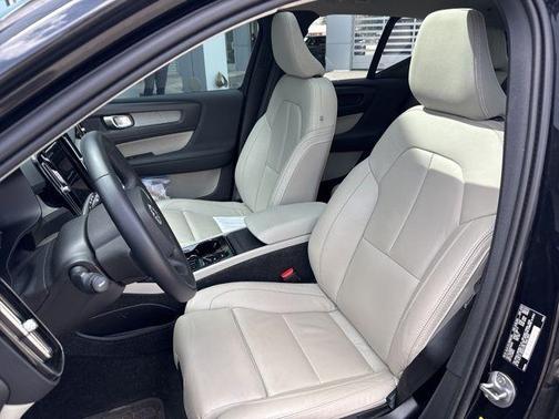 Onyx Black Metallic 2023 Volvo XC40 B5 Plus Dark Theme