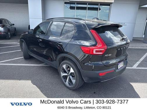 Onyx Black Metallic 2023 Volvo XC40 B5 Plus Dark Theme