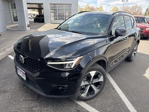 Onyx Black Metallic 2023 Volvo XC40 B5 Plus Dark Theme