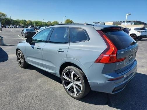 2023 Volvo XC60 B6 Ultimate Dark Theme