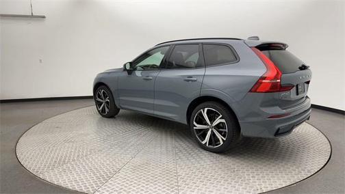 2023 Volvo XC60 B6 Ultimate Dark Theme