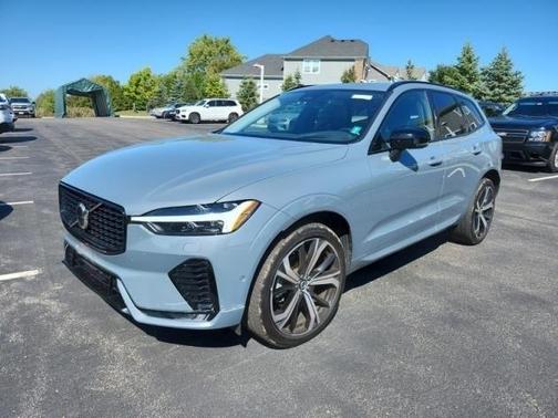 2023 Volvo XC60 B6 Ultimate Dark Theme