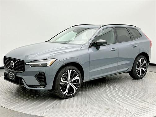 2023 Volvo XC60 B6 Ultimate Dark Theme