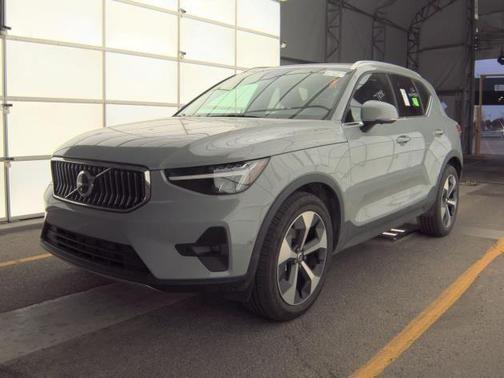 2025 Volvo XC40 B5 Plus Bright Theme